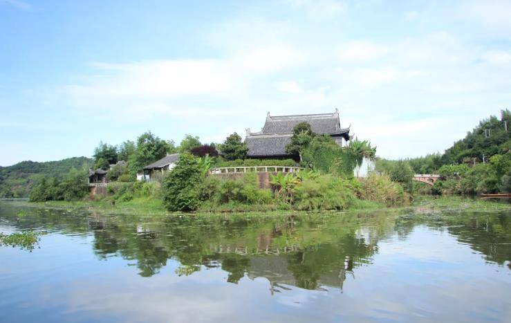 这三件事发生在房子周围，意味着家里很吉祥